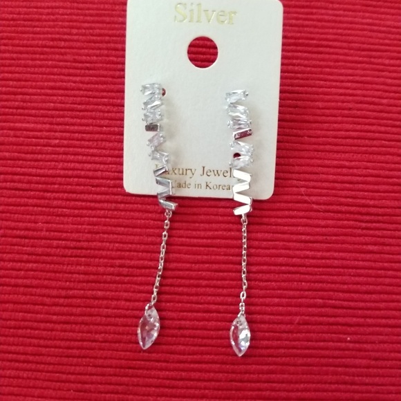 Earring - Picture 1 of 1